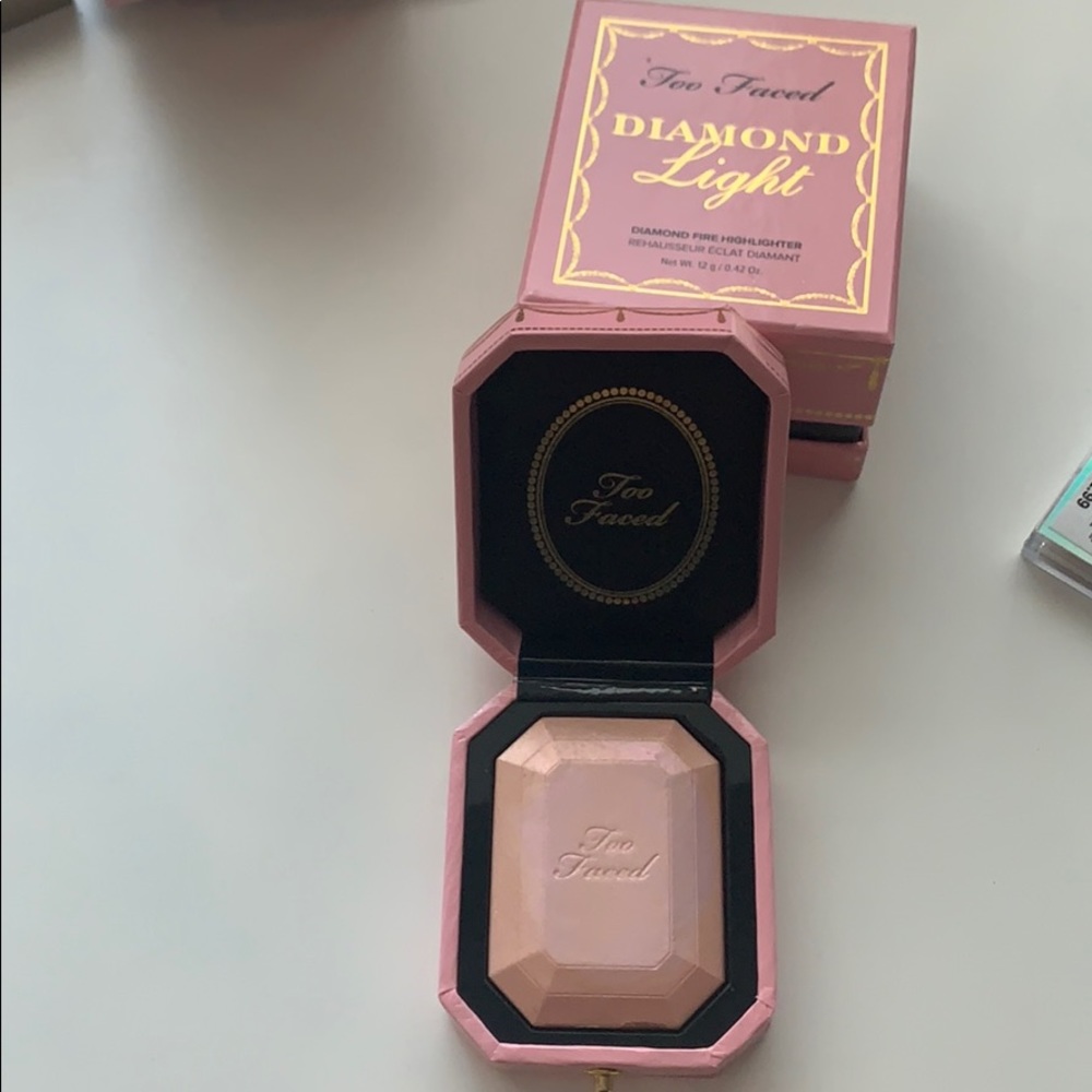 Too Faced Diamond Light Highlighter